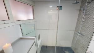 Koupelna v ubytování Modern Designer Apartment + 6 fotografií