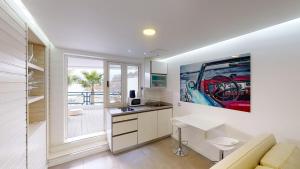 Kuchyň nebo kuchyňský kout v ubytování Modern Designer Apartment