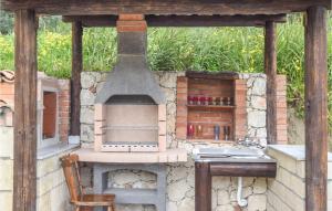 una cucina all'aperto con piano cottura e lavandino di Gorgeous Home In Staletti With House Sea View a Stalettì