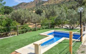 una piscina nel cortile di una casa con una montagna di Gorgeous Home In Staletti With House Sea View a Stalettì