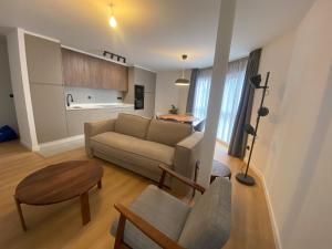 un soggiorno con divano e tavolo di Bierzo Habita Apartments a Ponferrada