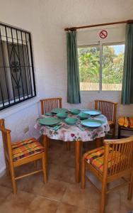 comedor con mesa y sillas en Villa Rosa - La Marina Urbanisation en San Fulgencio