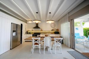 Kuchyň nebo kuchyňský kout v ubytování Akti Elia Villas Beachfront Chalkidiki