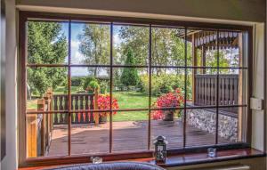 une pièce avec une grande fenêtre donnant sur une terrasse dans l'établissement Holiday Home Nowe Warpno With Fireplace I, à Nowe Warpno 22 autres photos