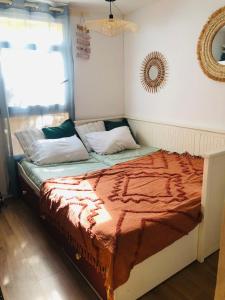 uma cama num quarto com uma janela em la daurade du frioul , île du Frioul, marseille em Marselha