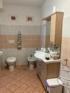 bagno con lavandino e servizi igienici di La Rosa del lago a Bracciano