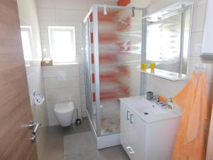 Ванная комната в Apartmani Grubelić - komforan novi apartman +39 фотографий