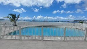 Bazén v ubytování Appartement PIEDS DANS L'EAU VUE MER ACCES PLAGE ET PISCINE nebo v jeho okolí