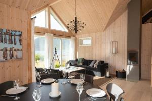 ein Wohnzimmer mit einem Tisch und Stühlen in der Unterkunft Haukland beach panorama in Offersøya