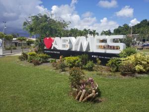 un panneau à l'entrée d'un parc fleuri dans l'établissement Appartement Centre Guadeloupe, accessible et proche, à Les Abymes