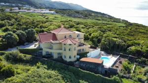 una vista aérea de una casa en una colina en Quinta dos Dragoeiros - RRAL Nº3452 en Queimada