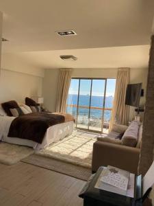 um quarto com uma cama e vista para o oceano em Hermoso departamento frente al mar, Viña del Mar Reservar con más de un día de anticipación em Viña del Mar