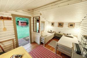 Habitación con 2 camas, escritorio y ventana. en Muhu cabin Aasa en Igaküla