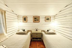 2 camas en una habitación con paredes blancas en Muhu cabin Aasa en Igaküla