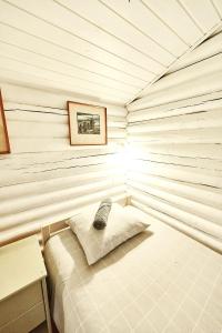 Postel nebo postele na pokoji v ubytování Muhu cabin Aasa
