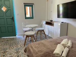 una camera da letto con un letto, un tavolo e delle sedie di Völgyhíd Vintage Apartman a Pusztaszemes