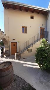 Ein Gebäude mit einem Haufen Treppen drauf. in der Unterkunft Fine Rooms Vipava in Vipava