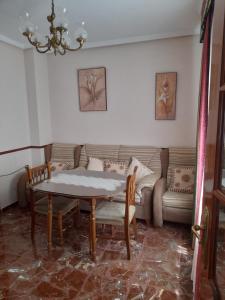 sala de estar con mesa y sofá en Piso en Montillana, 