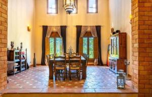 a dining room with a table and chairs at Villa Coino in Cártama