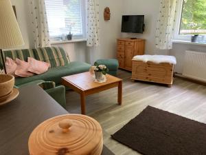 ein Wohnzimmer mit einem Sofa und einem Tisch in der Unterkunft Ferienwohnung Hanni in Wagrain
