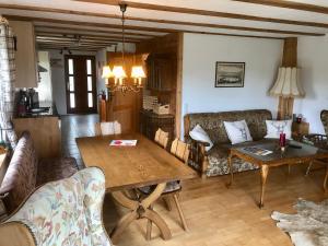 ein Wohnzimmer mit einem Tisch und einem Sofa in der Unterkunft Pfaffensteghof in Rickenbach