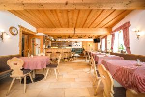 Restoran või mõni muu söögikoht majutusasutuses Hotel Traube +27 fotot
