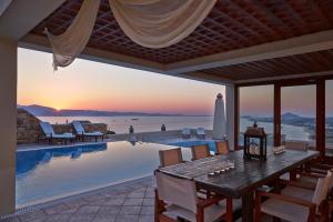 uma sala de jantar com uma mesa e vista para o oceano em Tower Resort Naxos Island em Plaka