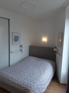 - une chambre avec un lit dans l'établissement Cosy T2 31m2 - Centre-Ville Dijon - Gare et Darcy, à Dijon