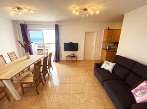 A television and/or entertainment centre at Penthouse 3 bedrooms, ocean view, near Siam Park