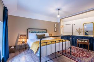 1 dormitorio con 1 cama en una habitación en King Street Cottage in the centre of Inverness, en Inverness