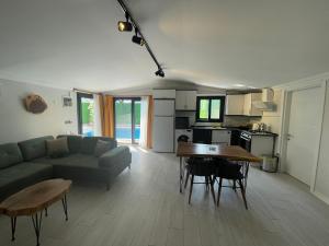 Kuchyň nebo kuchyňský kout v ubytování Kaya Koy Tatil Evleri Villas