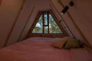 Rúm í herbergi á Log cabins Banjska stena