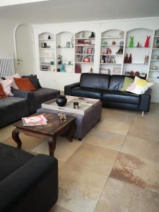 a living room with couches and a coffee table at Vakantiehuis Clarys in Veurne
