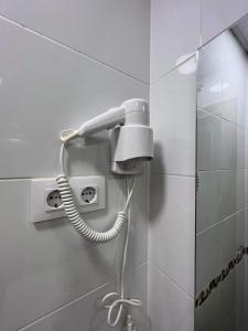 ein Telefon, das an einer Wand im Bad hängt in der Unterkunft PRADALONGO in Madrid