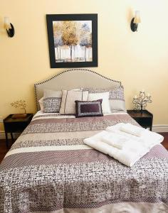 een slaapkamer met een bed met 2 kussens erop bij Private Master suite with Sauna and Bathtub in Fair Oaks