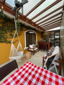 salon ze stołem i hamakiem w obiekcie Airport SJO Residence - Edward & Familia Inn w mieście Alajuela