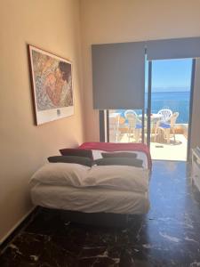 Katil atau katil-katil dalam bilik di Apartamento incleibles vistas al océano y piscina.