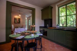 Cucina o angolo cottura di The Greenhouse Luxury Villa on Lake Como