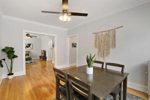 uma sala de jantar com uma mesa e uma ventoinha de tecto em Deluxe 1BR Apartment in Ravenswood - Campbell 3 em Chicago