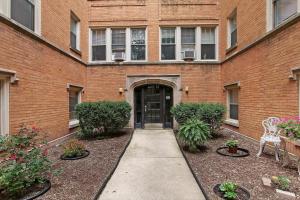un edificio de ladrillo con puerta y acera en 1BR Deluxe Apt with Complete Amenities - Campbell 3, en Chicago