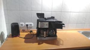 eine Kaffeemaschine auf einer Theke in der Unterkunft Kämen 2 Zimmer in Stuttgart