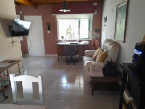 una sala de estar con un sofá y una mesa en zona Uncas, en Tandil