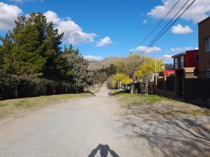 una sombra de una persona parada en un camino en zona Uncas, en Tandil