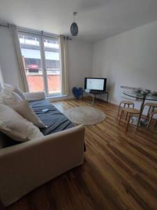 ein Wohnzimmer mit einem Sofa und einem Tisch mit einem TV in der Unterkunft Twinckle Twinckle Little Start in Birmingham