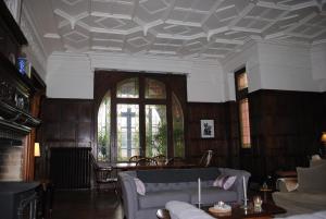 un soggiorno con un divano e un tavolo di Chateau Mezger ad Albefeuille-Lagarde