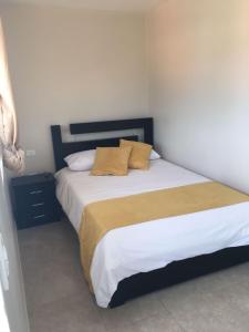 ein Schlafzimmer mit einem großen Bett mit zwei Kissen in der Unterkunft Tababela Airport B&B in Tababela