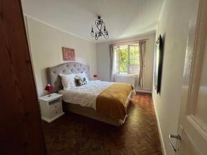 een kleine slaapkamer met een bed en een raam bij La Maison Pourpre in Vélines