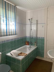 Ett badrum på La Maison Pourpre