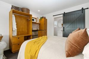 Säng eller sängar i ett rum på Matamata Lodge