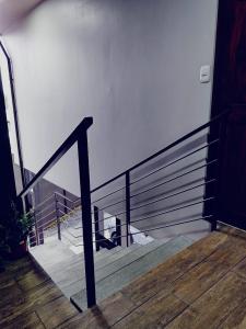 ein Metallgeländer auf einer Treppe mit Balkon in der Unterkunft Villas del General in San Isidro